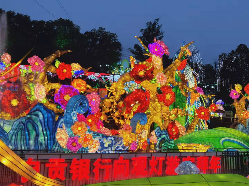 四川轻化工大学彩灯学院常务副院长陈家鸣简单介绍了制定彩灯职业标准研讨会议的背景、内容和考核要求。与会代表围绕着彩灯职业标准：彩灯美术装裱师、彩灯美术工程师、彩灯美术造型师、彩灯美术设计师的职业标准，分为两个小组，进行了深入细致的讨论。